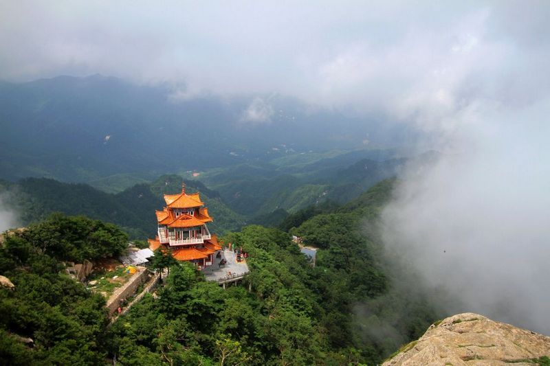 Что посмотреть в Гуанчжоу за 1 день: гора Байюнь (гора Белых облаков)