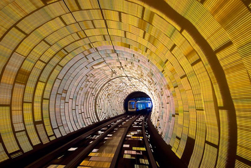 Что посмотреть в Шанхае: туристический туннель под набережной Вайтань